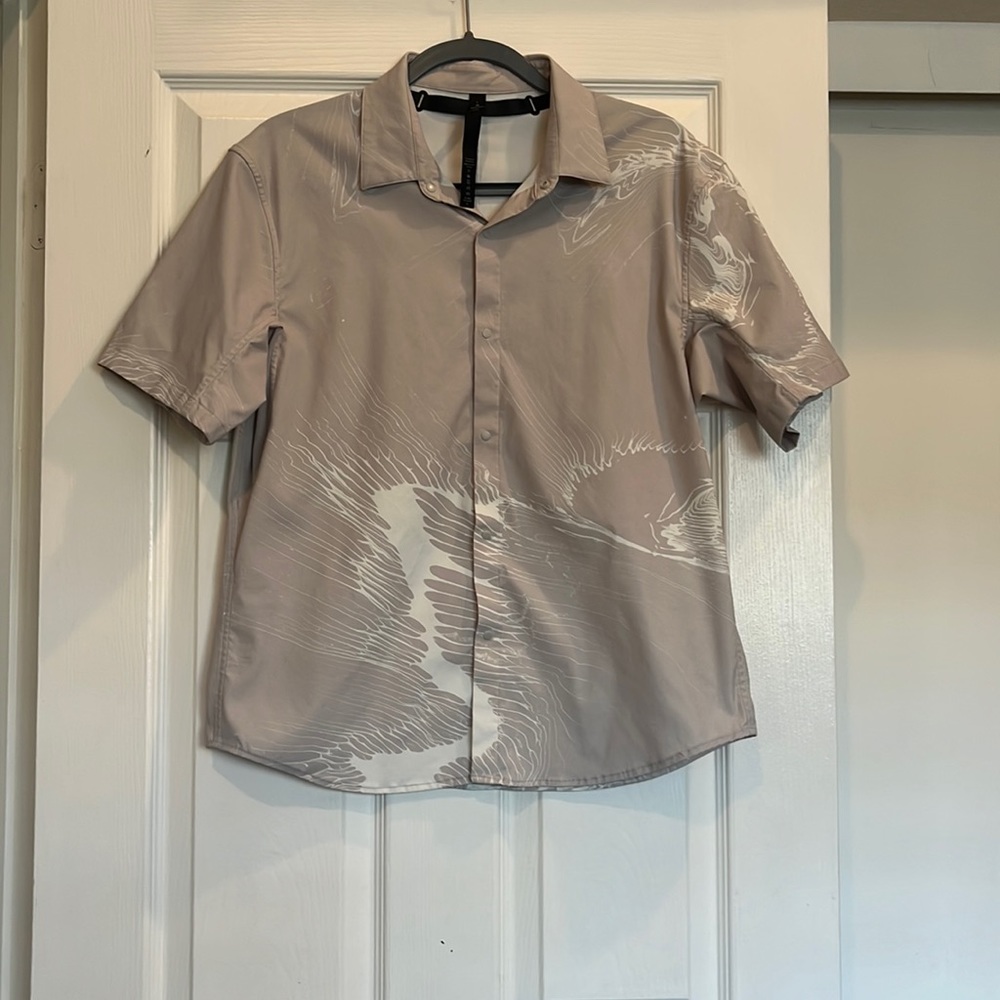 Lululemon Mens Short Sleeve Shirt…like new. Comfortable with Stretch & Versatile